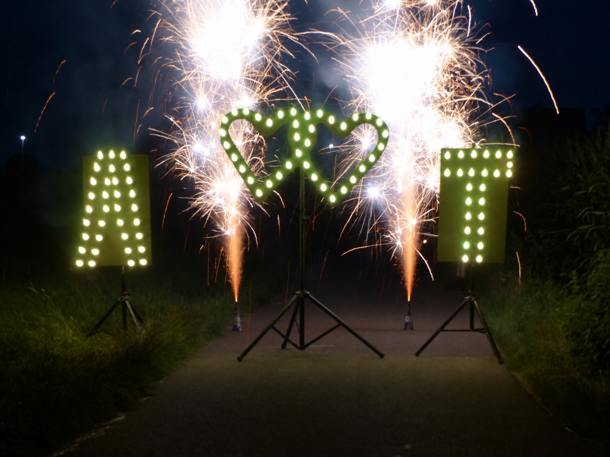 Lichterbild mit zwei Herzen und Initialen – Lichtpunkte retuschiert